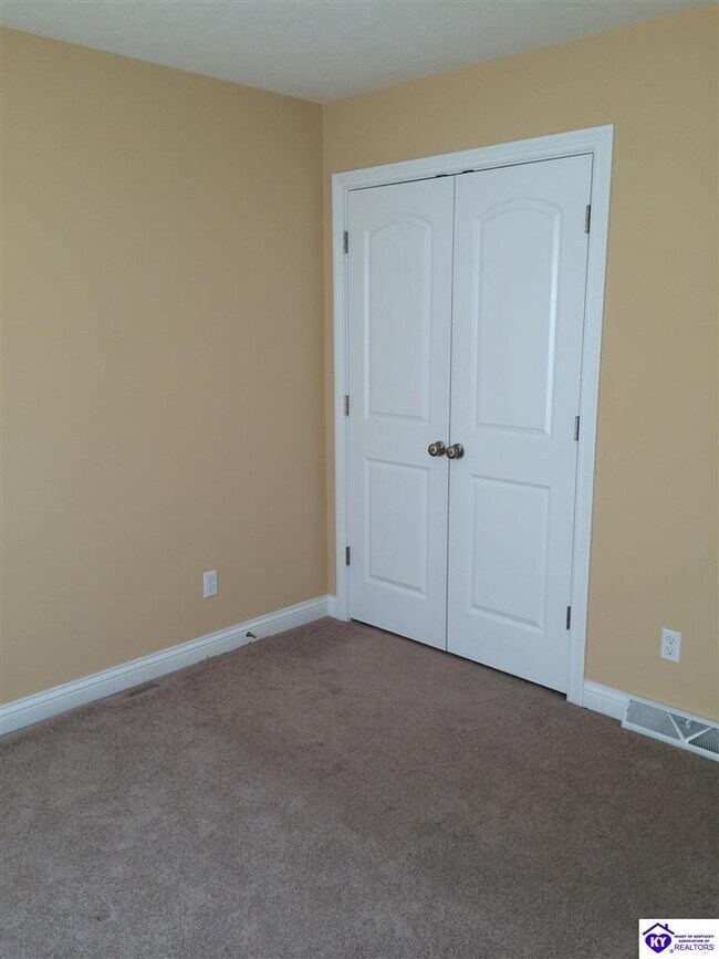 Building Photo - 913 Silktree Cir