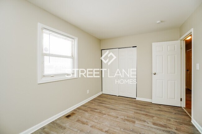 Building Photo - REDUCED!