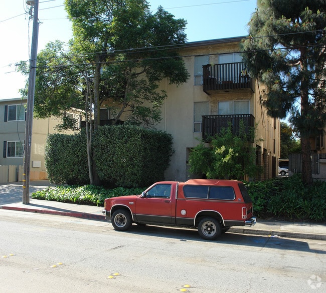 Building Photo - 809 Rollins Rd
