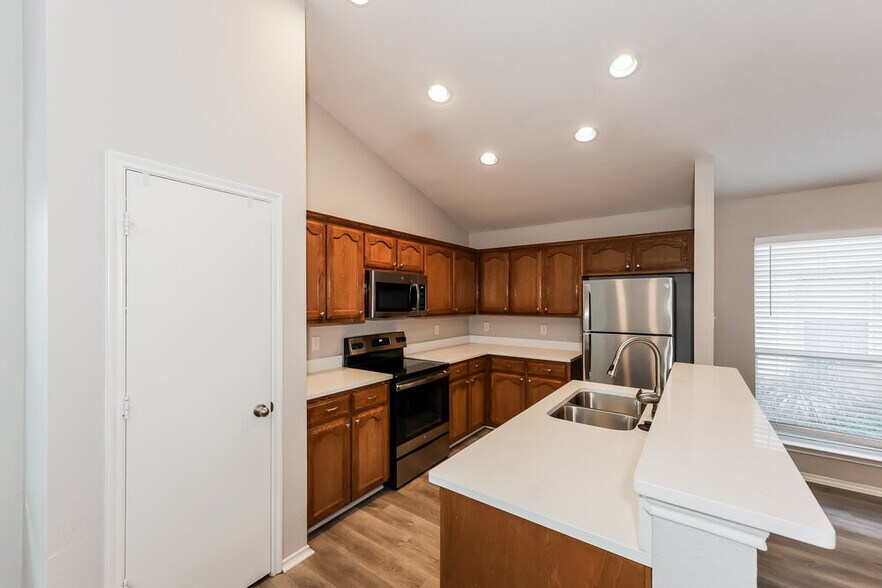 Building Photo - 1108 Boxwood Dr