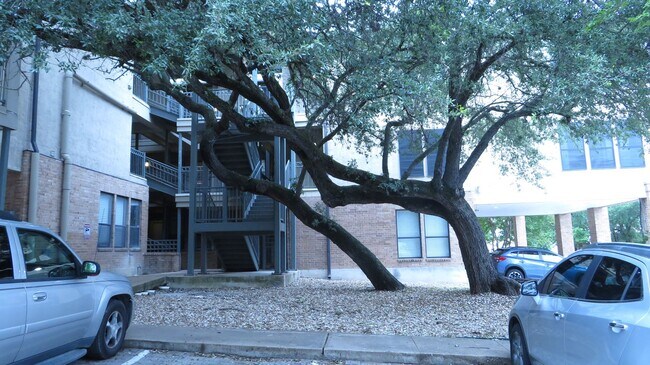 Building Photo - ROBBINS PLACE 202