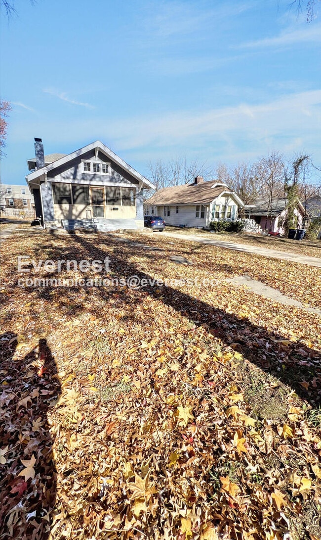 Building Photo - 1402 E 65th St