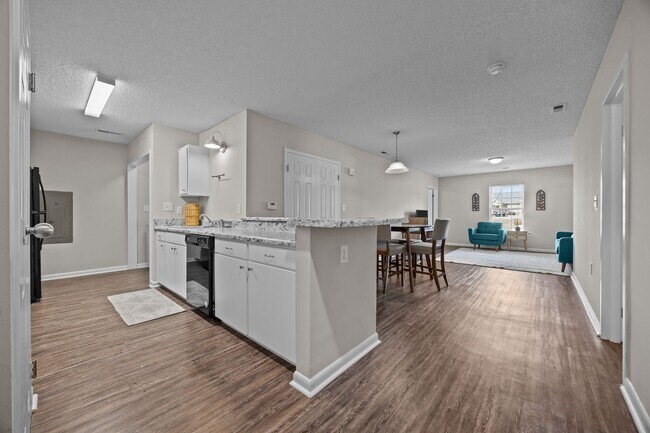 Building Photo - FULLY FURNISHED EXCLUSIVE SHORT AND MIDTER...