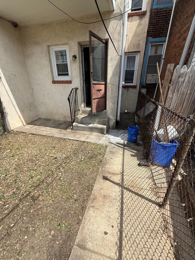 Building Photo - 420 N Wilton St