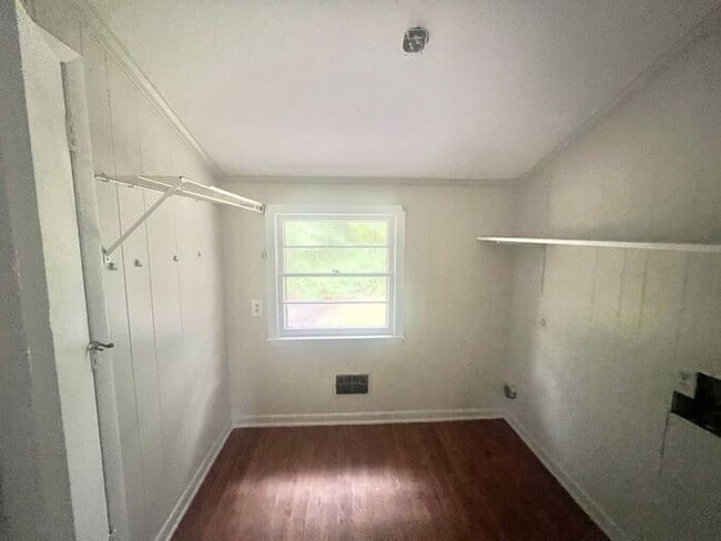 Building Photo - RENT SPECIAL! 3-4 BR Home! Large Brick hom...
