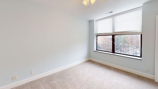 Building Photo - Top Floor Adams Morgan One Bedroom W/Washe...