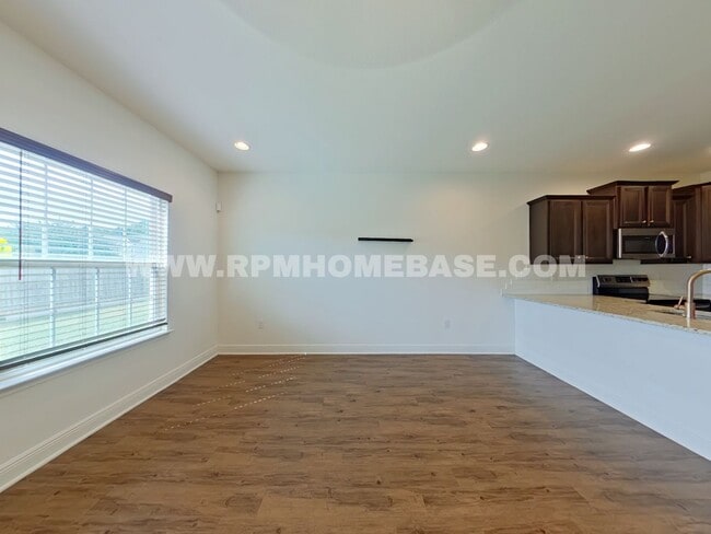 Building Photo - Modern 3-Bedroom Townhome with Stylish Upd...