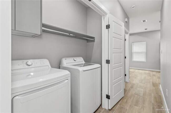 Building Photo - 9 Yosemite Dr