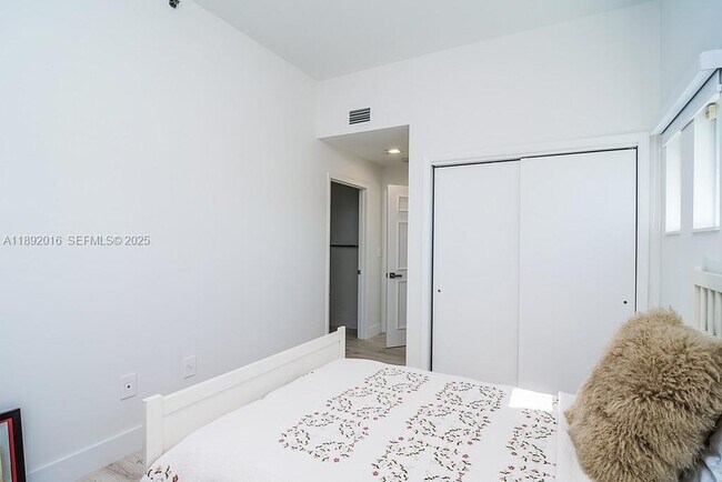 Building Photo - 3500 Island Blvd