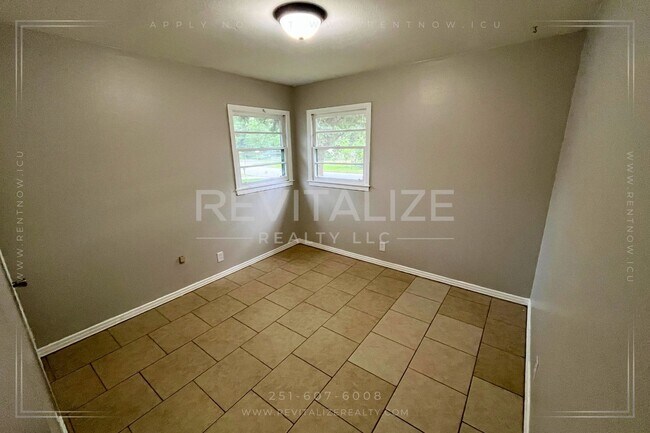 Building Photo - Move-in Ready