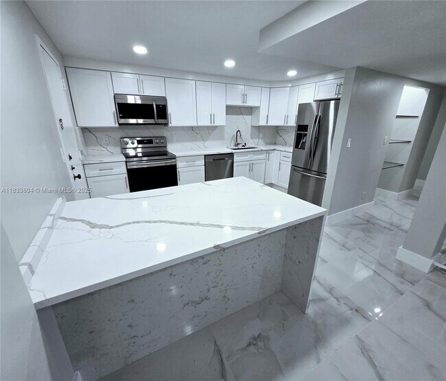 Building Photo - 3710 Inverrary Dr