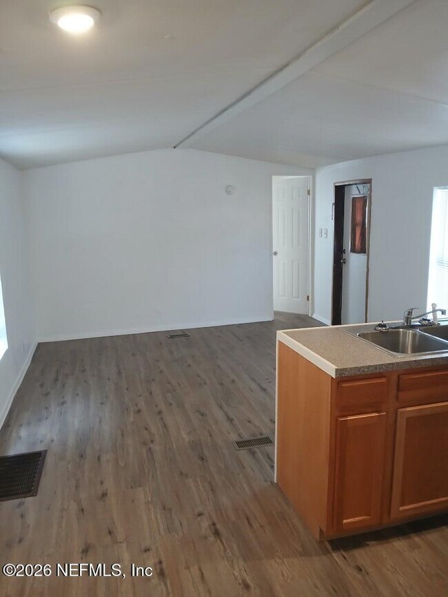 Building Photo - 104 Ash St