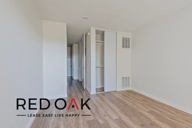 Building Photo - Amazing Top Floor One Bedroom with Spaciou...