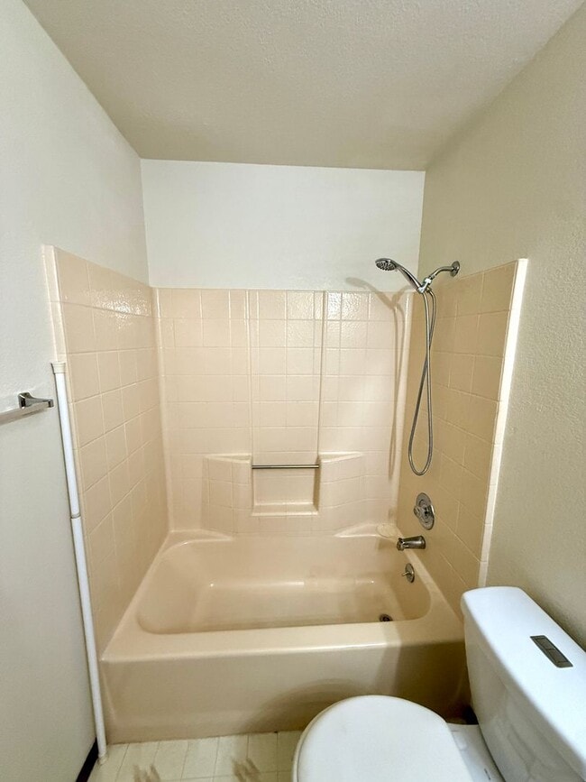 Building Photo - Spacious 3BR Cul-de-Sac Home with Bonus Room, New Carpet & Split Floor Plan!