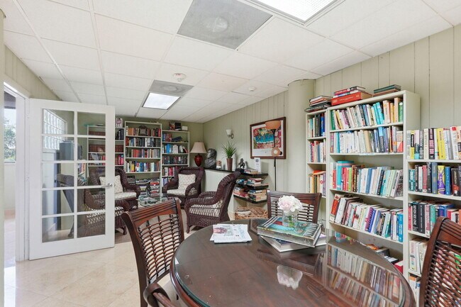 Building Photo - 5600 N Flagler Dr