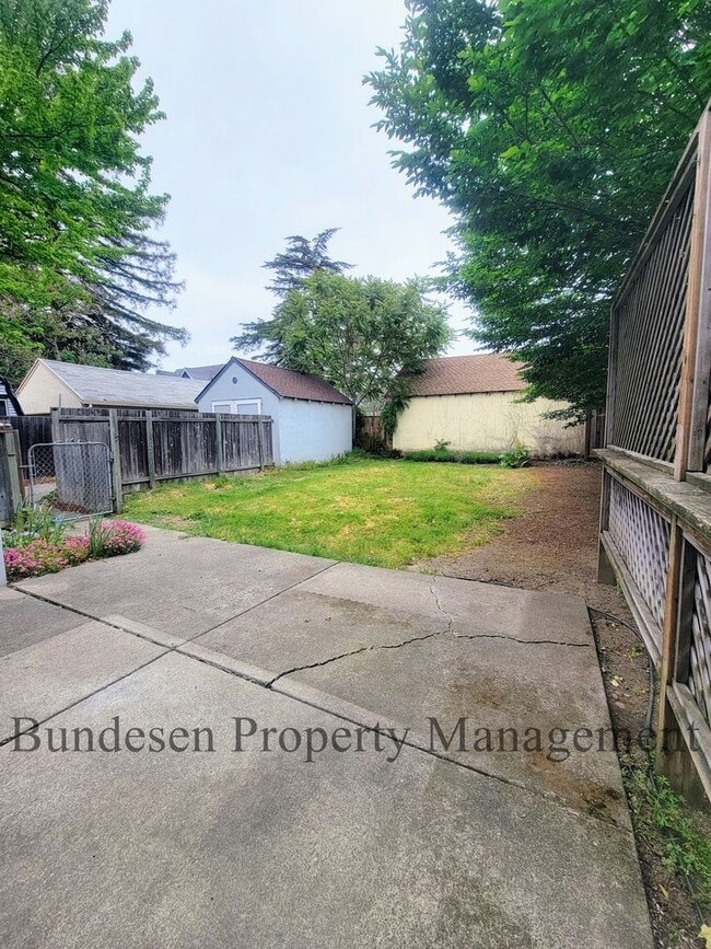 Building Photo - Charming 2 bedroom with vintage appeal