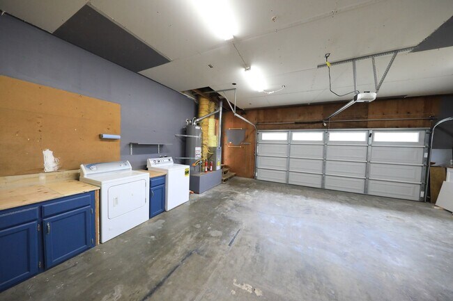 Building Photo - Spacious 3/2 in quiet neighborhood