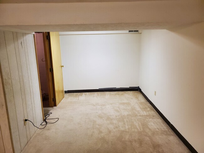 Building Photo - 2790 Mt Holyoke Rd