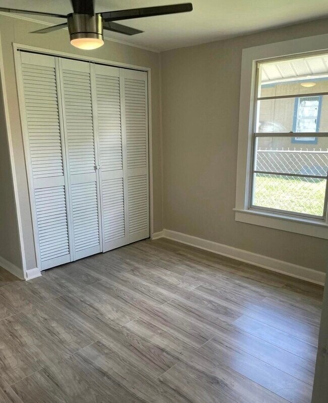 Building Photo - 71 E 56th St