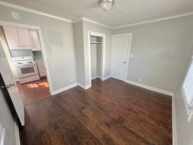 Building Photo - 104 Cushing St