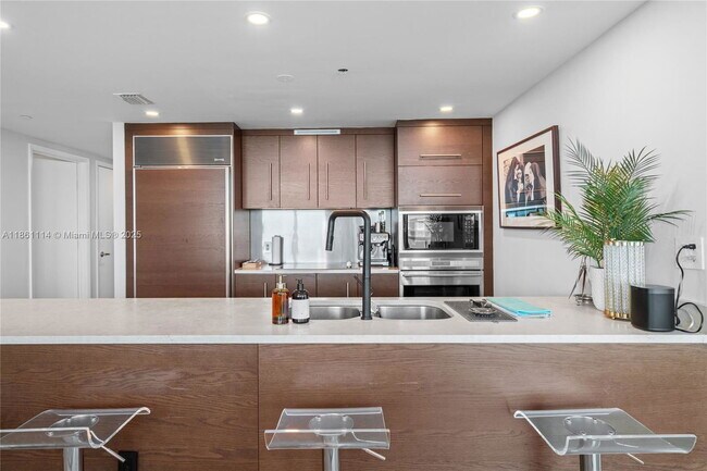 Building Photo - 465 Brickell Ave