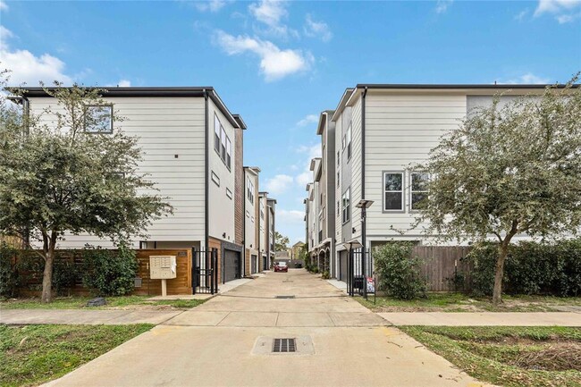 Building Photo - 602 W 28th St