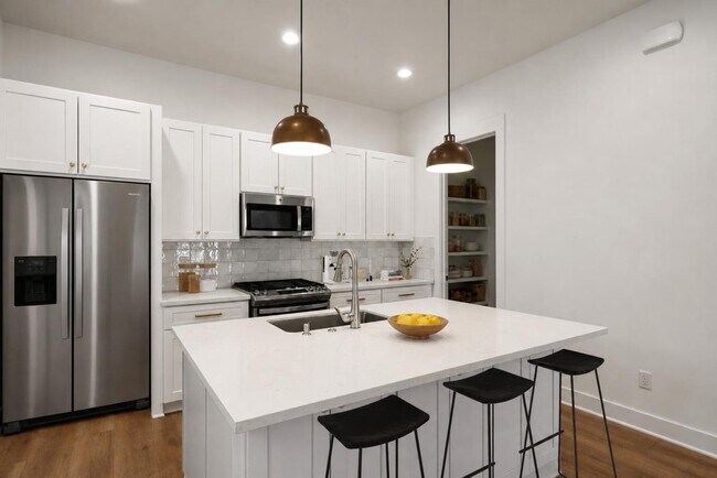 Building Photo - 2806 Versailles Oak Ln