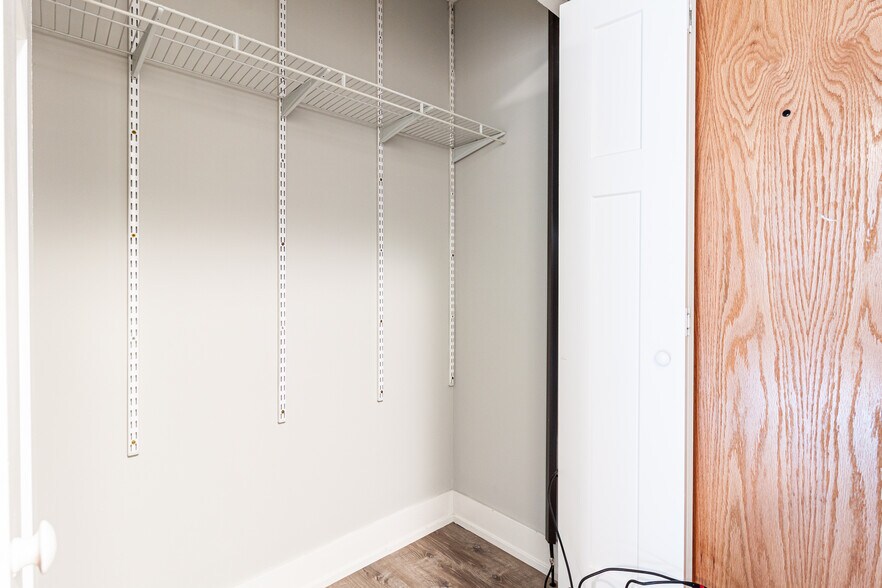 Building Photo - 525 W Surf St