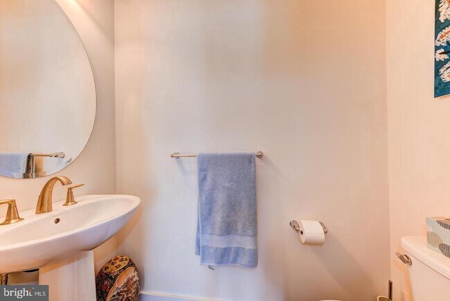 Building Photo - 10 Manchester Dr