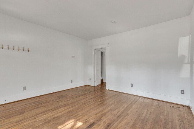 Building Photo - Charming Sylvan Park Shotgun Apartment in a Darling Triplex!