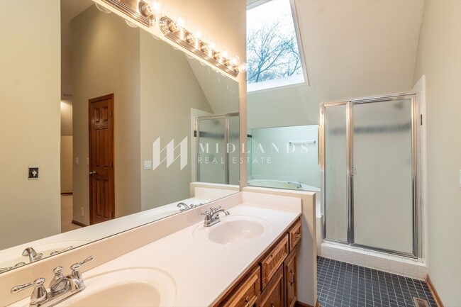 Building Photo - Stunning Rockbrook Townhome