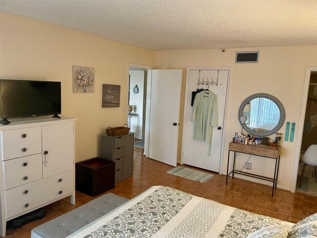 Building Photo - 7030 Half Moon Cir