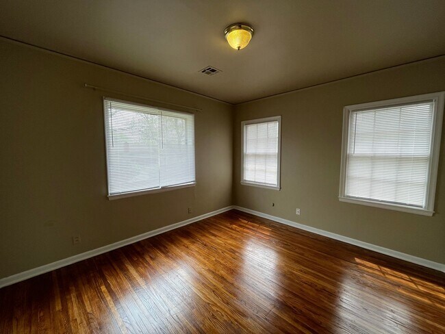 Building Photo - 1144 S Vandalia Ave