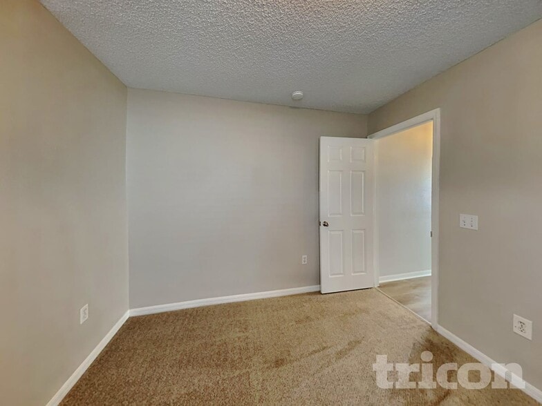 Building Photo - 7403 High Bluff Rd N