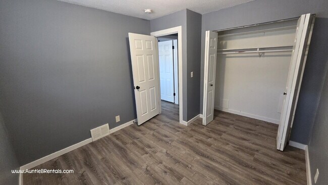 Building Photo - UPDATED 2 Bedroom 1 Bath with an office  Columbia Heights