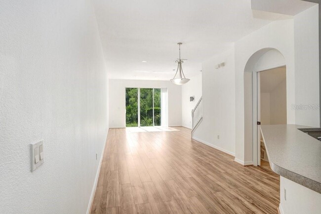 Building Photo - 2050 Park Crescent Dr