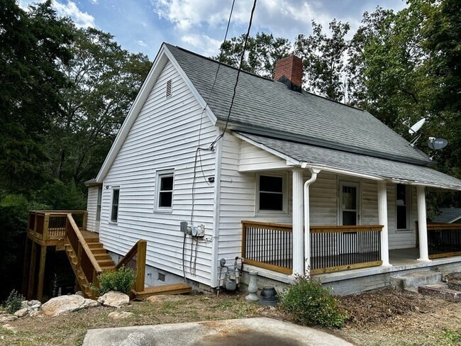 Building Photo - "Charming 2-Bed Oasis in Pelzer – Perfect Comfort on Orr St!"