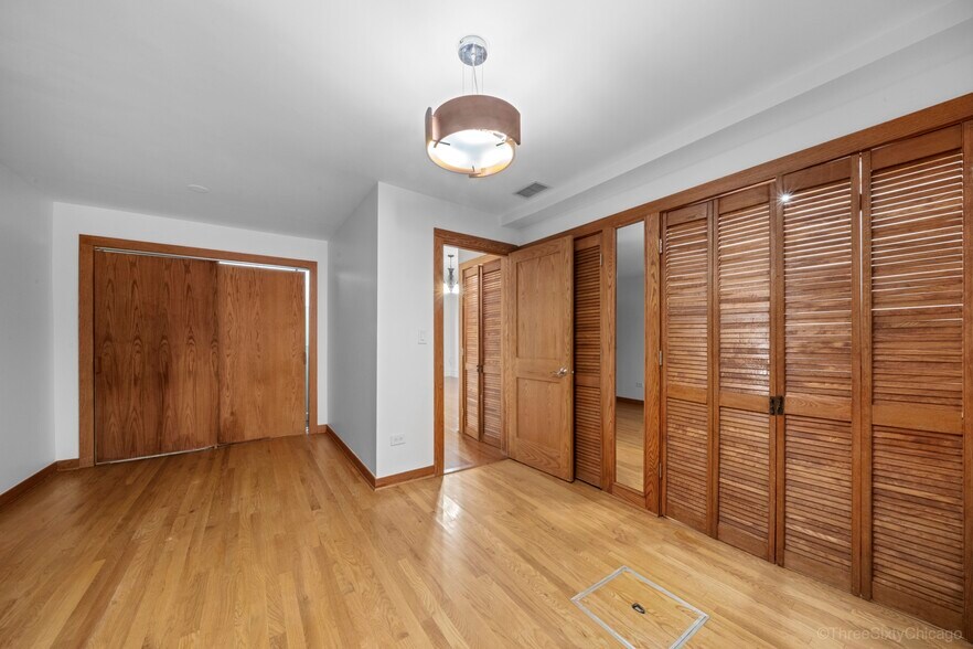 Building Photo - 1526 N La Salle Dr