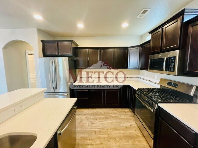 Building Photo - Beautiful Coburg 3 Bed / 2.5 Bath Crafstma...