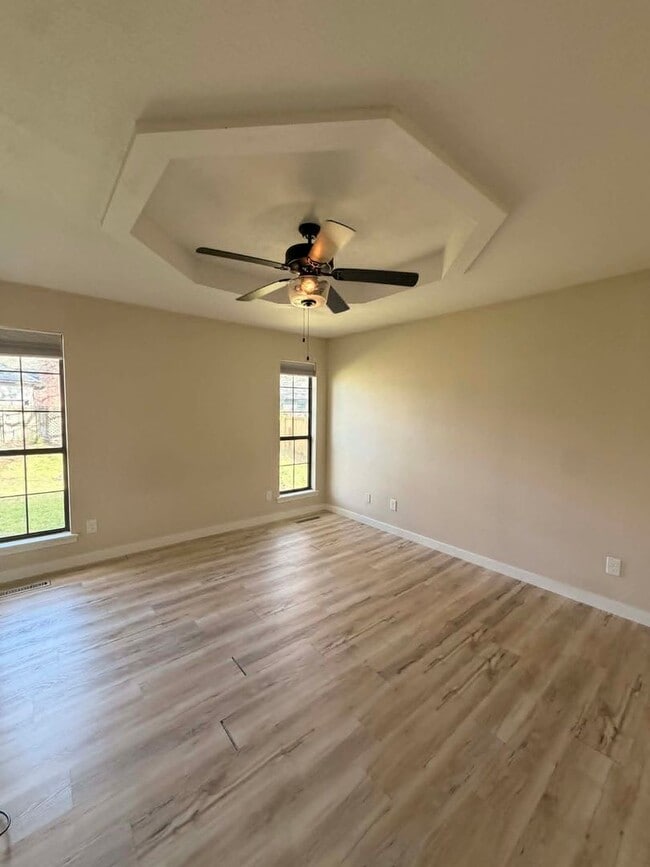 Building Photo - COMING SOON: COMFORT MEETS STYLE IN THIS SPACIOUS BEAUTIFUL 3 BEDROOM / 2 BATHROOM WITH XTRA ROOM...