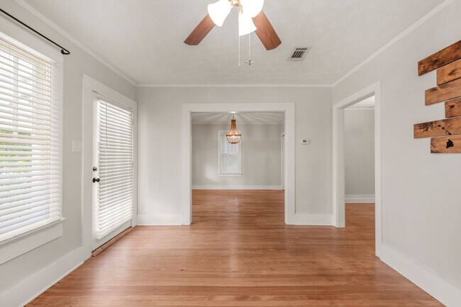 Building Photo - East Hill Cottage Available December 8th!