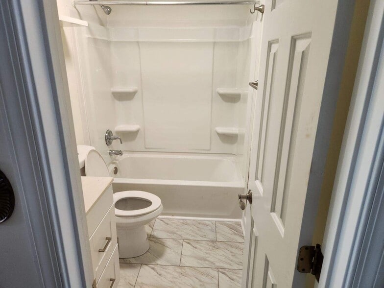 Upstairs Bathroom - 13128 Langtree Dr