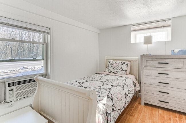 Building Photo - 815 Donata Rd