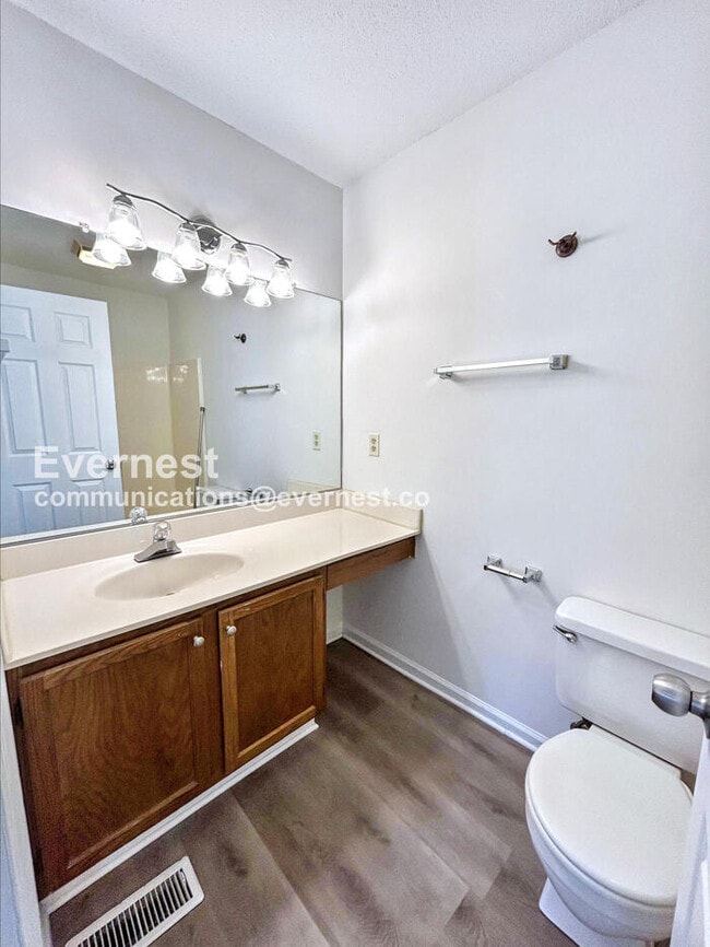 Building Photo - 2 Bed, 2.5 Bath Townhome with Assigned Par...