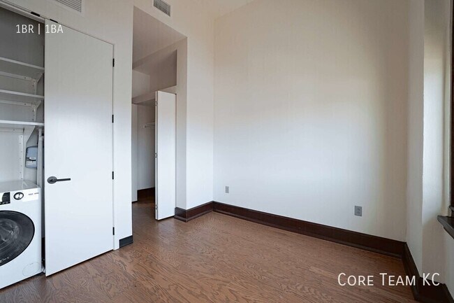 Building Photo - 310 E 39th-A1