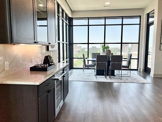 Building Photo - 3330 Oak Grove Ave