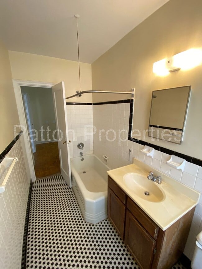 Building Photo - Five Points/Wales Garden Condo