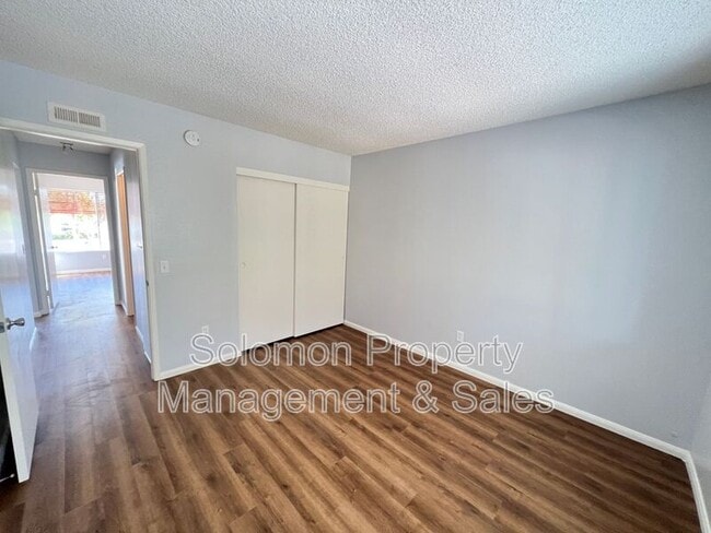 Building Photo - 4748 Sunny Hills Rd