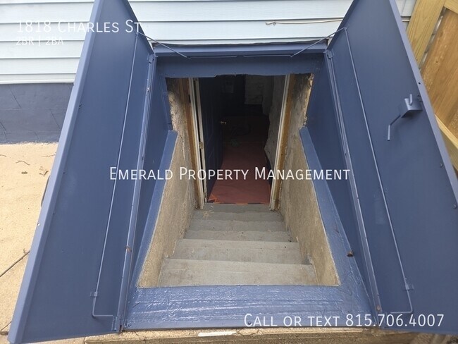 Building Photo - 1818 Charles St