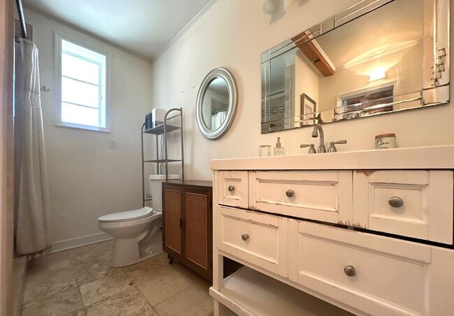 Building Photo - Beautiful 4 Bedroom Home Available